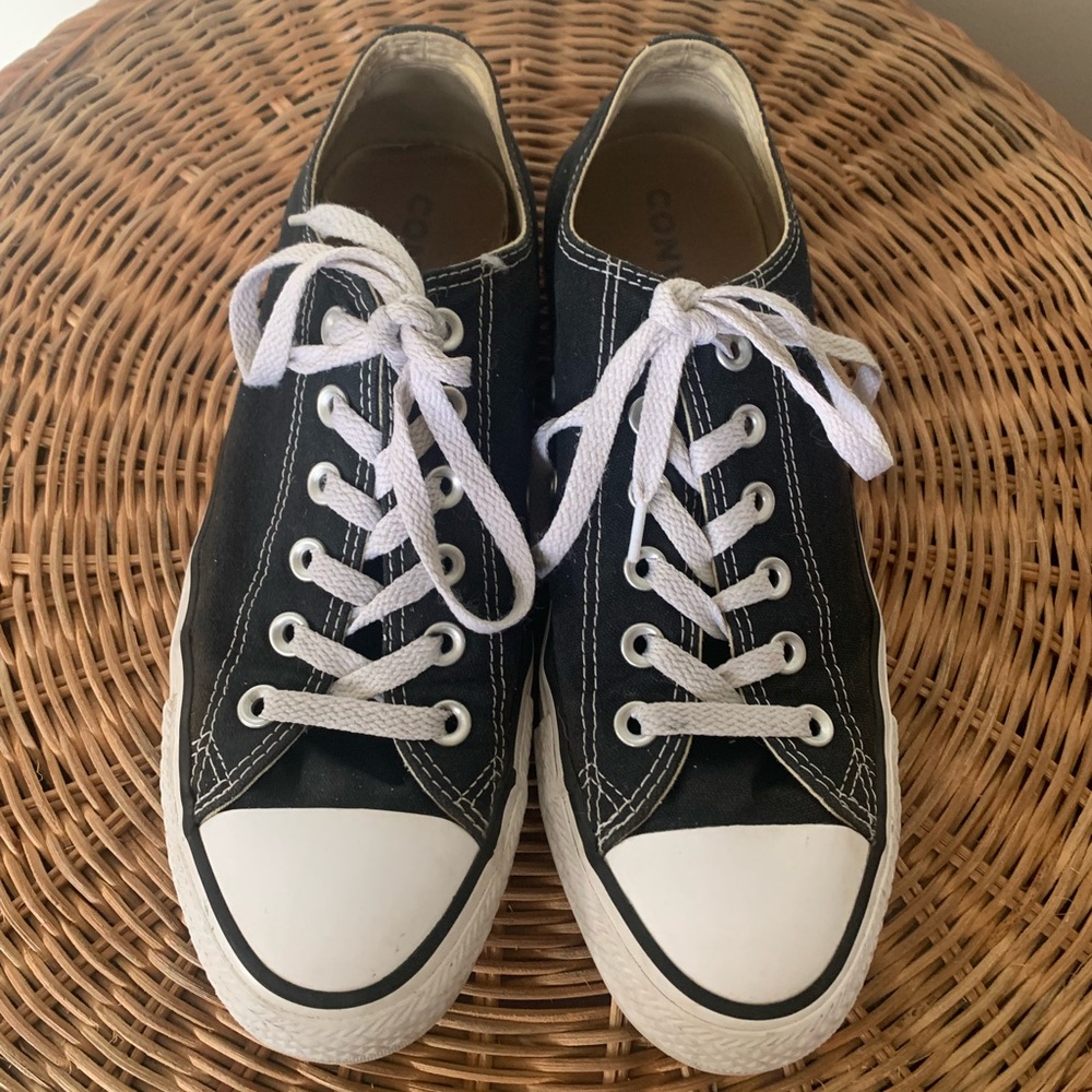 This is the low top black converse.